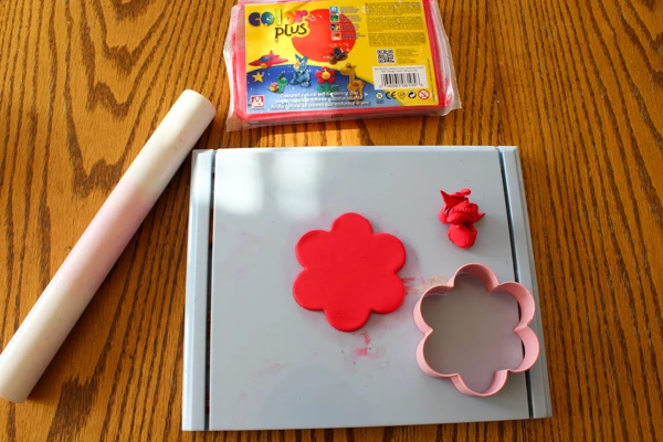 Use a flower cookie cutter to cut a flower shape in the Color Plus Clay.